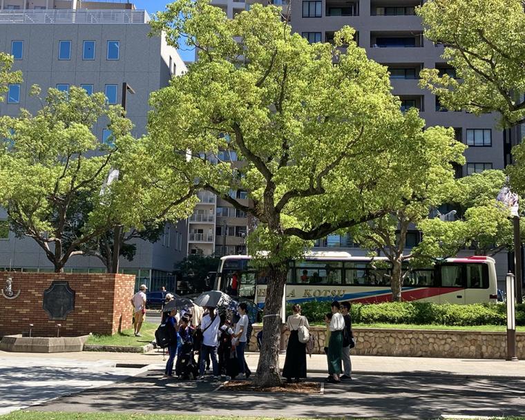 2023年夏、木陰で涼む人たち